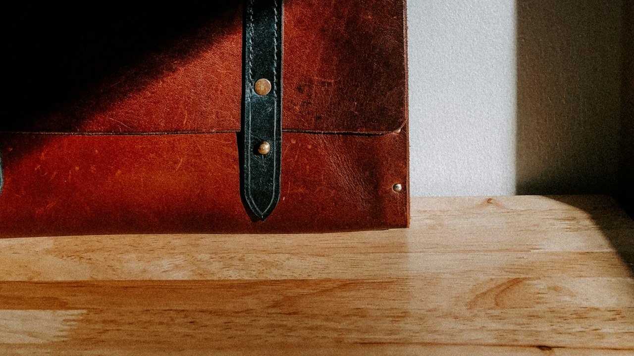 Artículo de cuero resistente y duradero sobre mesa de trabajo